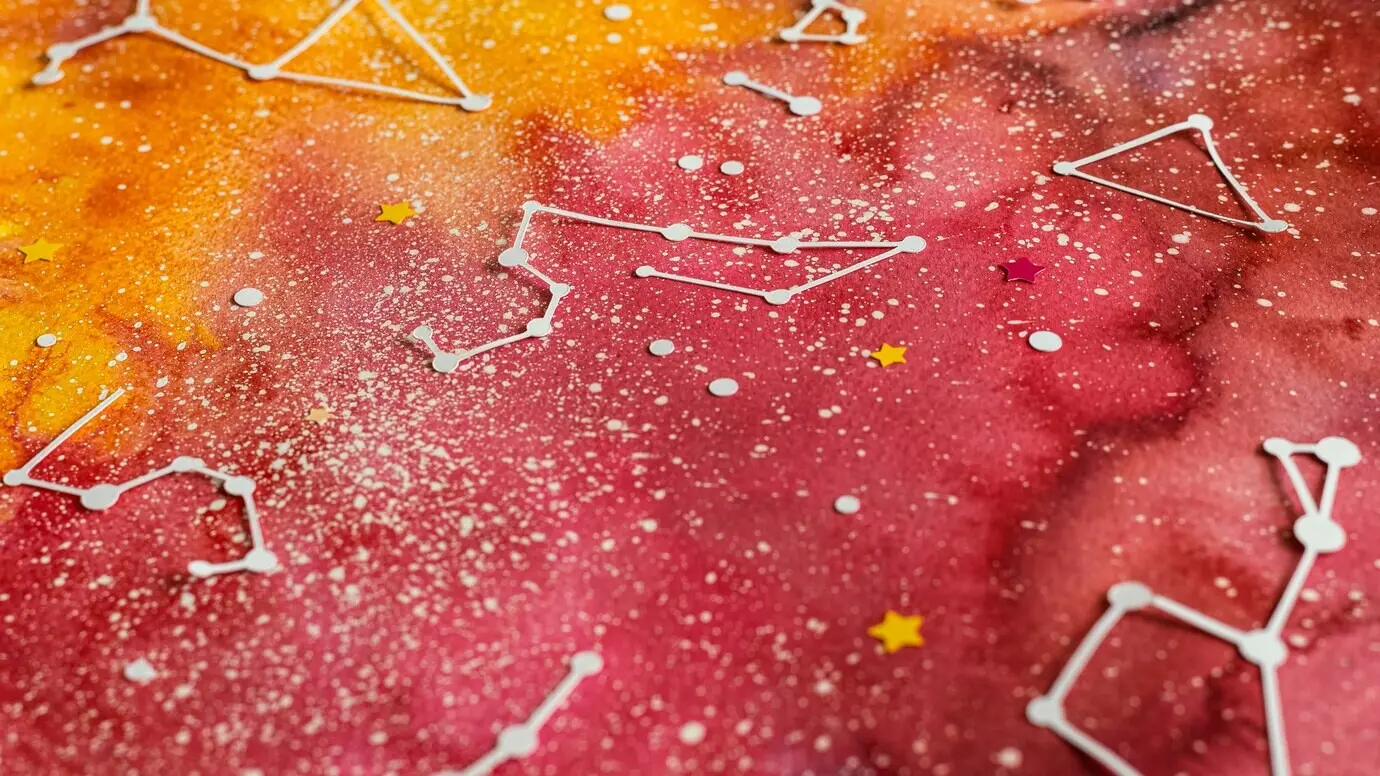 Sortiment kreativer Papierplaneten